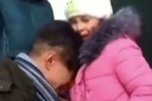 Đau lòng cảnh người cha khóc tiễn biệt cô con gái nhỏ