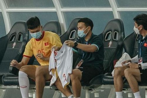 CĐV Campuchia cảm phục U23 Việt Nam sau hình ảnh thủ môn vào đá tiền đạo