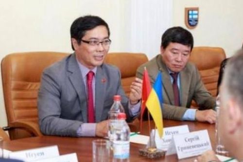 Cán bộ Đại sứ quán Việt Nam ở Ukraine xuống hầm trú ẩn sau tiếng nổ lớn