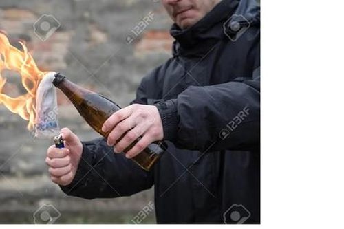 Thứ trưởng Quốc phòng Ukraine kêu gọi người dân cầm vũ khí, chế bom xăng