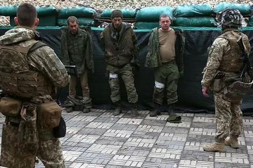 Ukraine phát 18.000 khẩu súng cho quân dự bị ở Kiev