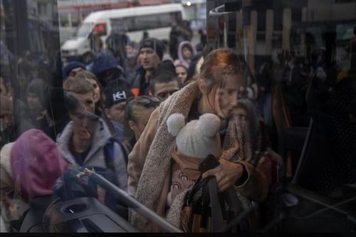 Người dân Ukraina ùn ùn rời Kiev, chạy sang các nước láng giềng