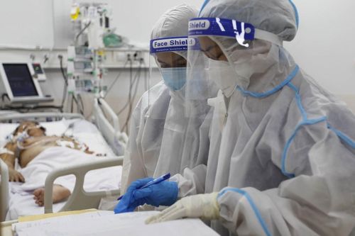 TP.HCM: Những cặp vợ chồng nơi tuyến đầu chống dịch COVID-19
