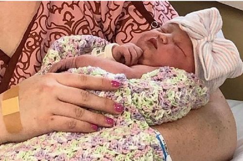 Cận nhan sắc em bé chào đời vào khoảnh khắc đặc biệt 200 năm mới có một lần