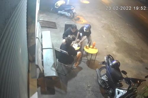 Clip: Thanh niên vờ hỏi mua hàng rồi giật tài sản xong tẩu thoát, 2 cô gái chỉ kịp nhìn theo bất lực