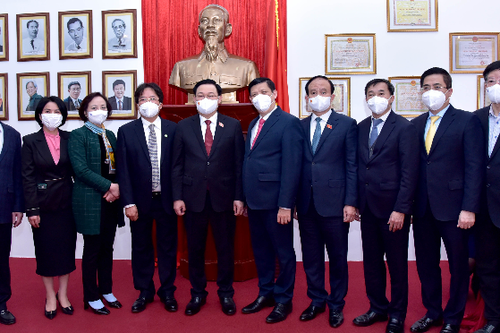 Chủ tịch Quốc hội Vương Đình Huệ thăm, chúc mừng Ngày Thầy thuốc Việt Nam tại Bệnh viện Hữu nghị Việt Đức
