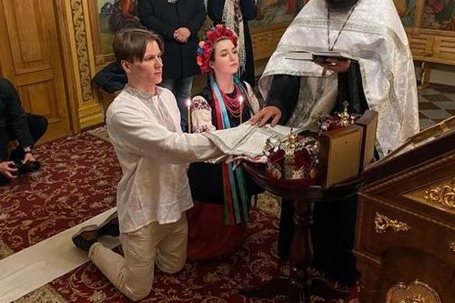 Cặp đôi Ukraine vội vã kết hôn khi Nga có hành động quân sự