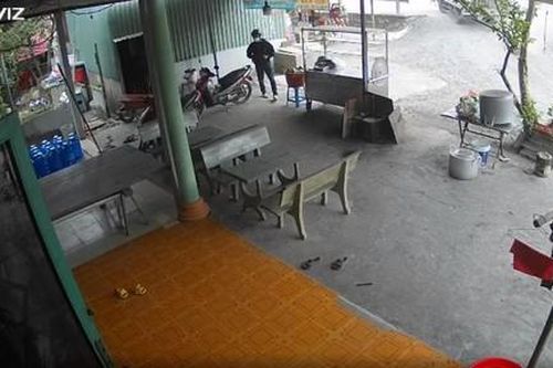 Người dân mai phục, rượt đuổi 7km bắt 2 kẻ trộm xe máy ở TPHCM