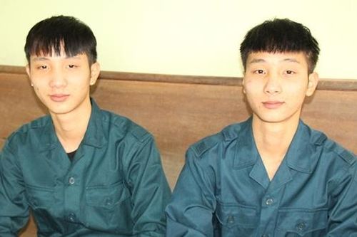 Những cặp song sinh tình nguyện nhập ngũ
