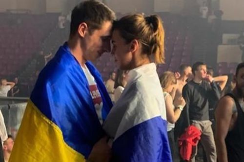 Sự thật đằng sau bức ảnh cặp đôi khoác cờ Nga và Ukraine: Không như mọi người tưởng tượng