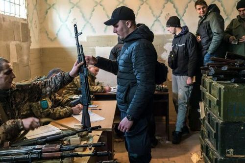 Người dân Ukraine nhận vũ khí sẵn sàng bảo vệ thủ đô Kiev