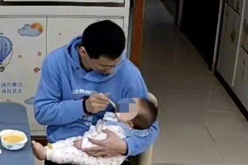Ủng hộ con làm lao công, ông bố Trung Quốc được coi là cha mẹ mẫu mực