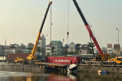 Xe container lao xuống hồ ở Hà Nội