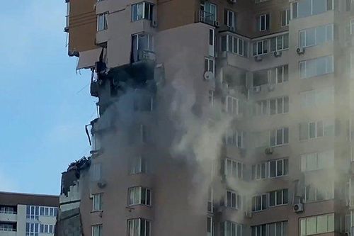 Khoảnh khắc tên lửa Nga đánh trúng nhà dân ở trung tâm Kyiv