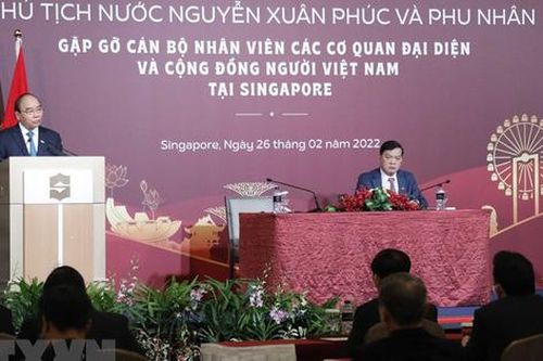 Chủ tịch nước Nguyễn Xuân Phúc gặp mặt cán bộ Đại sứ quán và cộng đồng người Việt tại Singapore