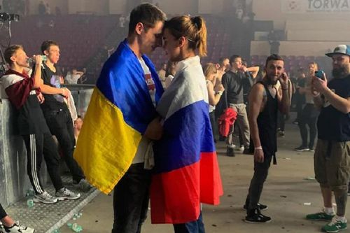 Sự thật về bức ảnh đôi trẻ người Nga và Ukraine khoác quốc kỳ, tựa đầu vào nhau