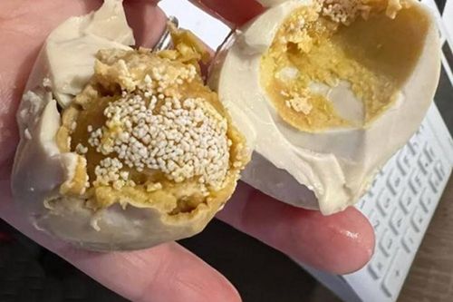 Ăn trứng muối, người đàn ông sợ đến tê dại vì điều này