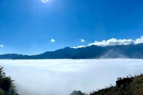 Mùa xuân lên núi 'hái' mây