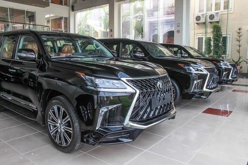 Ô tô gần 3 tỷ khai giá 900 triệu: Siết chặt xe biếu tặng làm quà