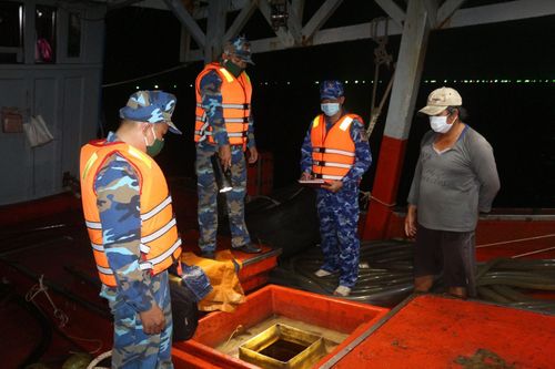 Lợi dụng thiếu hụt xăng dầu trong nước, buôn lậu trên biển gia tăng