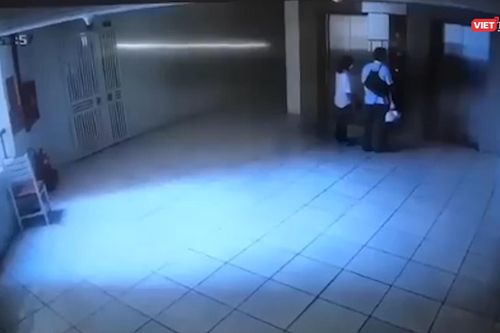Clip: Chồng đau đớn ngã vật ra sàn khi chứng kiến vợ nhảy lầu tự tử