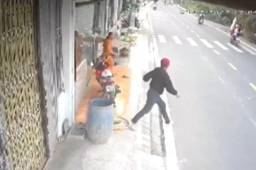 Clip: Vừa bẻ khóa định trộm xe máy, 2 kẻ gian bị người dân rượt đuổi hơn 7km như phim hành động
