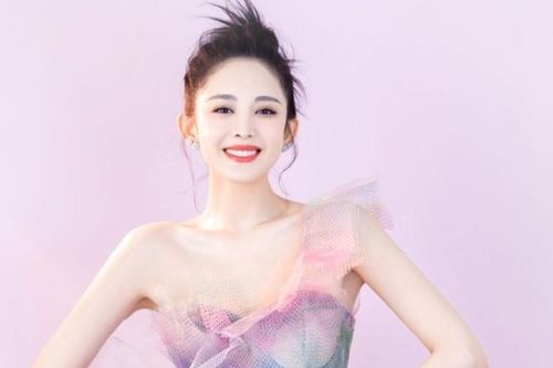 2 mỹ nhân Tân Cương đình đám: Lần nào 'lên đồ' cũng đẹp tựa công chúa cổ tích