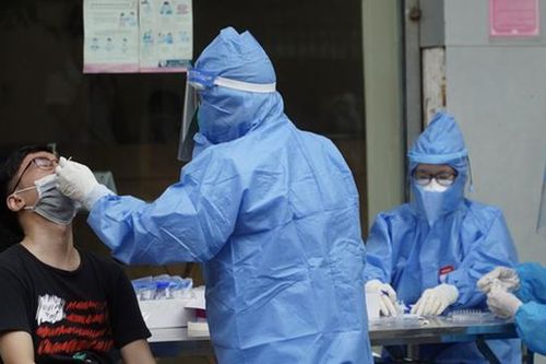 Ca mắc tăng cao, nhiều phường ở Hà Nội chuyển 'vùng cam'