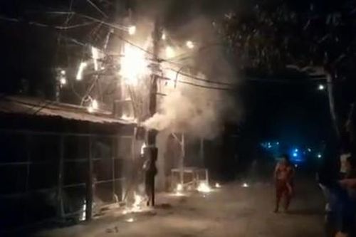 Thót tim với trụ điện cháy nổ như pháo hoa giữa đêm