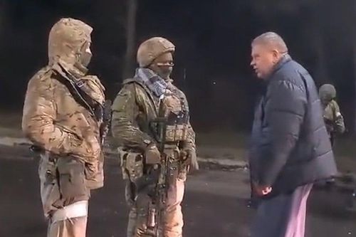 Cụ ông Nga ở Ukraine trách mắng nhóm binh sĩ