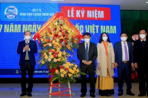 Chủ tịch nước Nguyễn Xuân Phúc gửi lẵng hoa chúc mừng các thầy thuốc Bệnh viện Trung ương Huế
