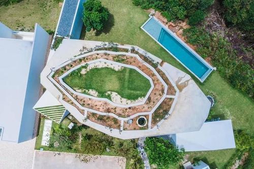 Ngôi nhà lạ lùng bên bờ biển, nhìn từ trên như mai rùa