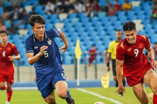HLV U23 Thái Lan chúc mừng chức vô địch của U23 Việt Nam