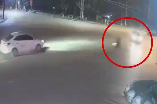 Clip: Khoảnh khắc nam thanh niên phóng nhanh tông thẳng ô tô