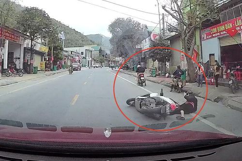 Hai phụ nữ đi xe máy bất ngờ tạt đầu nhau, ngã sõng soài ngay trước mũi ô tô