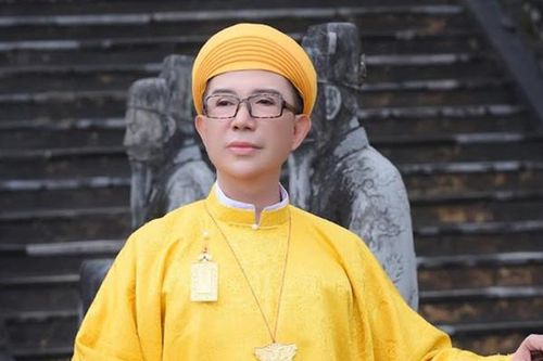 Người dân Huế náo nức đi 'Chợ quê', Long Nhật dầm mưa hát phục vụ