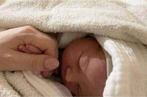 Sản phụ chuyển dạ sinh con khi trú ẩn dưới ga tàu điện ngầm giữa căng thẳng Ukraine - Nga