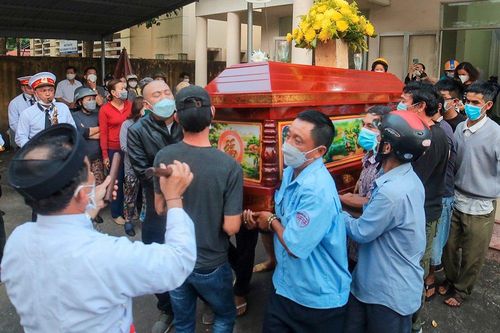 Hàng trăm người tiễn biệt bé trai tử nạn trong vụ lật cano