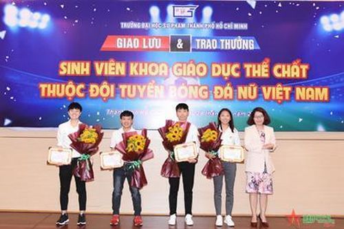 Giao lưu nữ cầu thủ bóng đá là sinh viên Trường Đại học Sư phạm TP Hồ Chí Minh