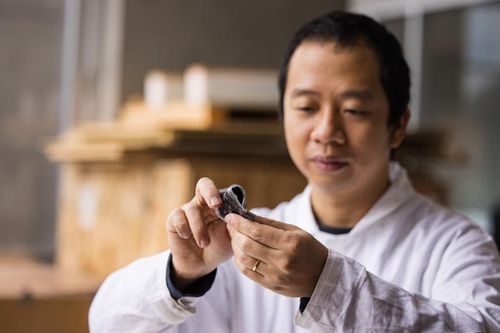 Tiến sĩ Việt gây ấn tượng với sáng chế pin co giãn và... giặt được