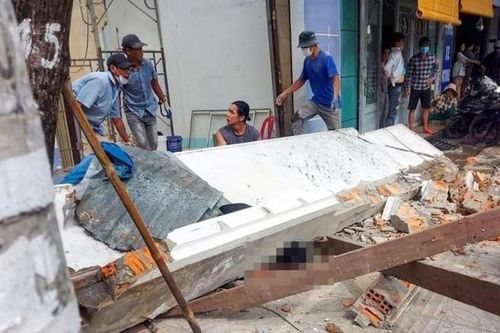 Sập tảng bê tông, 2 người đàn ông ngồi trước cửa nhà gặp nạn
