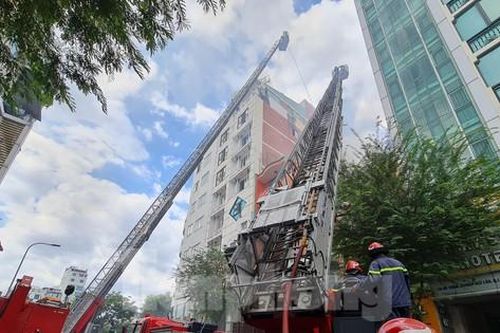 Cháy khách sạn ở trung tâm TPHCM, 3 người mắc kẹt được giải cứu