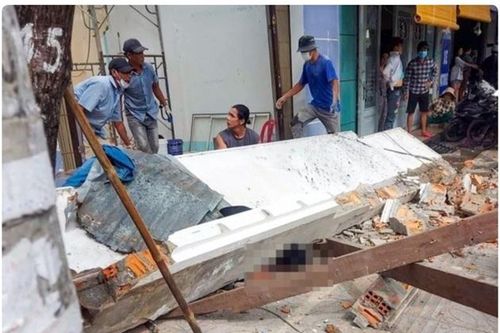 Ngồi nghỉ trước công trình sửa chữa, 2 người thương vong khi bê tông rơi trúng