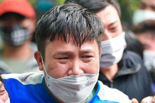 Người thân khóc ngất đón tro cốt nạn nhân vụ lật ca nô ở Hội An