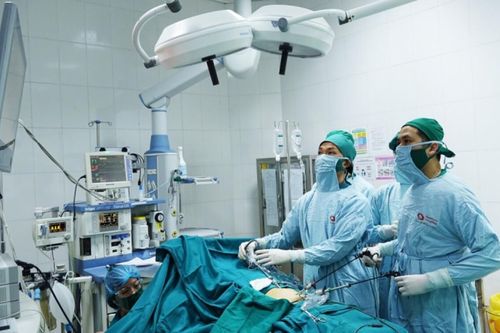 Cấp cứu bé trai 8 tuổi bị thủng ruột non do nuốt phải tăm tre