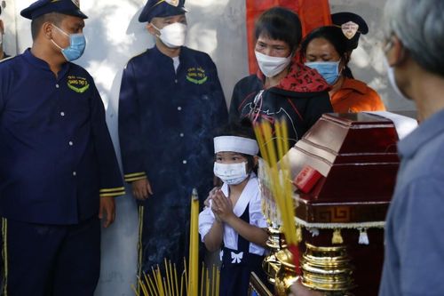 Quặn lòng khung cảnh đám tang của diễn viên nhí Gạo Nếp Gạo Tẻ: 'Lạy anh hai đi con!'