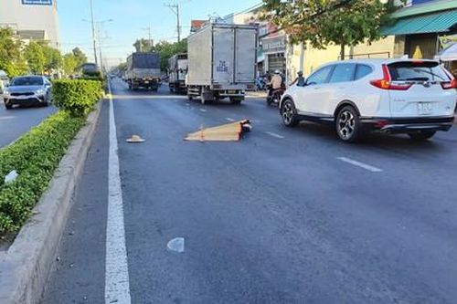 Người phụ nữ bị xe tải tông tử vong khi băng qua đường đi khám bệnh