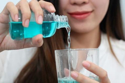 Chuyên gia hướng dẫn súc họng đúng cách để phòng bệnh hiệu quả