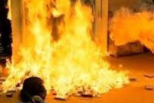 Nghi vấn nam thanh niên Hải Dương đổ xăng lên người tự thiêu ngoài nghĩa địa