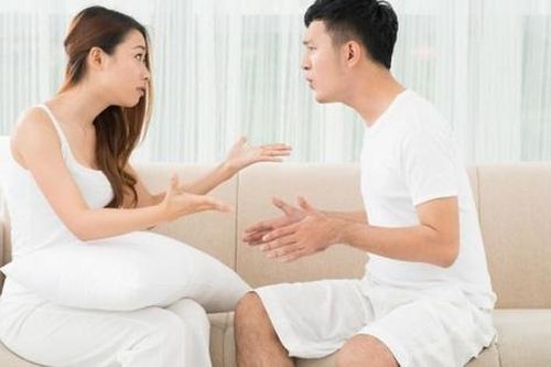 Mẹ bị ngã gãy tay, chồng tôi đưa bà 300 triệu bắt phải về quê sống, nào ngờ mẹ than thở một câu làm tôi lặng người